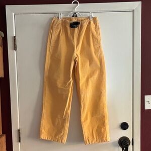 Levi's Men's Corduroy Pants in Mustard
New without tag. Size small, 27” inseam